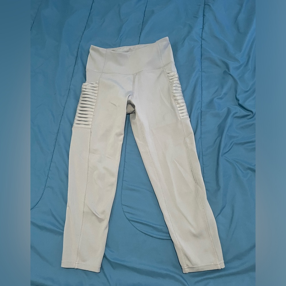 Body glove light grey capri leggings with pockets